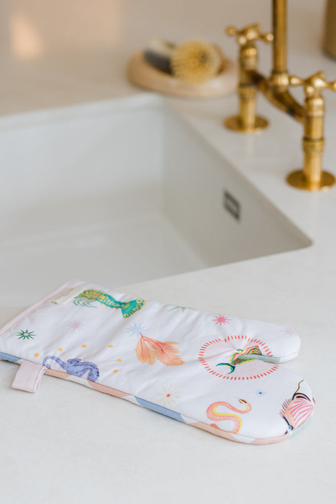 
                
                    Load image into Gallery viewer, Yvonne Ellen Harlequin Oven Mitt
                
            